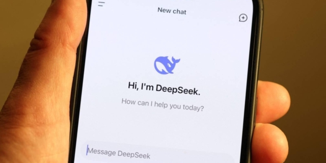 Le chatbot chinois DeepSeek en tête de l’App Store et de Google Play